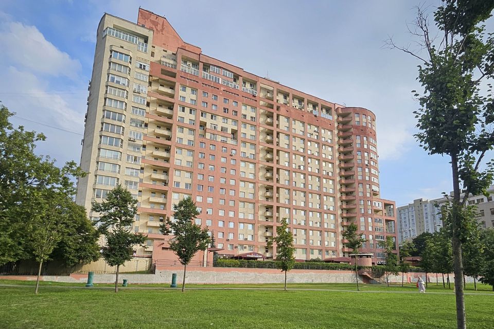 Продаётся 4-комнатная квартира, 209.7 м²