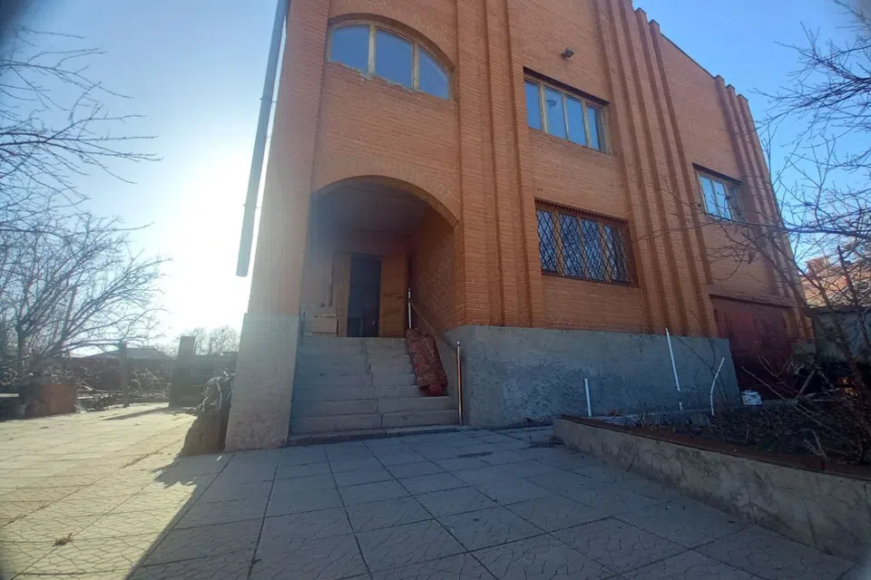 Продаётся 3-этажный дом, 220 м²