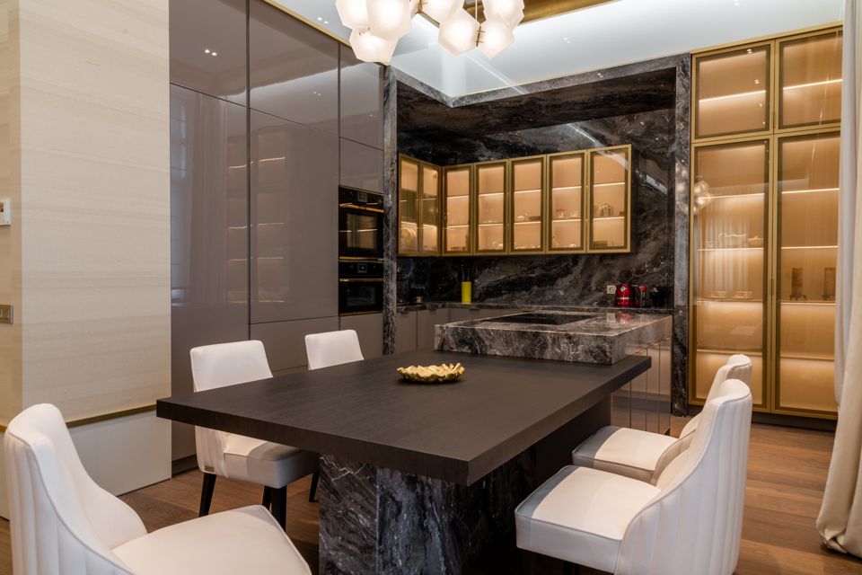 Продаётся 3-комнатная квартира, 181.2 м²