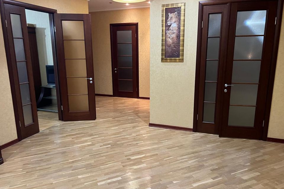 Продаётся 4-комнатная квартира, 187 м²