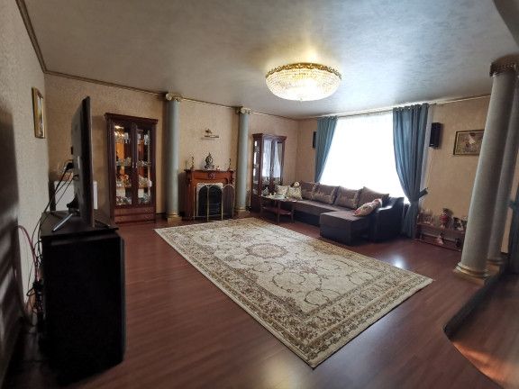 Продаётся 3-комнатная квартира, 135.9 м²