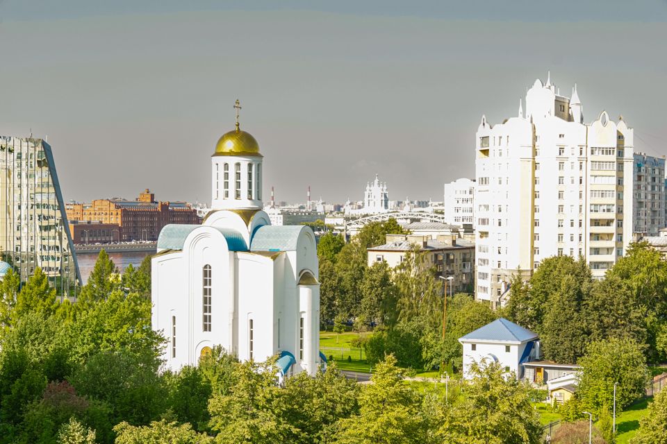Продаётся 4-комнатная квартира, 205 м²