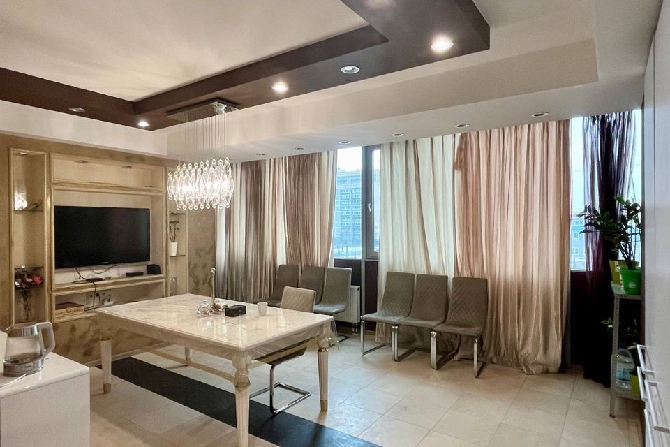Продаётся 4-комнатная квартира, 166.3 м²