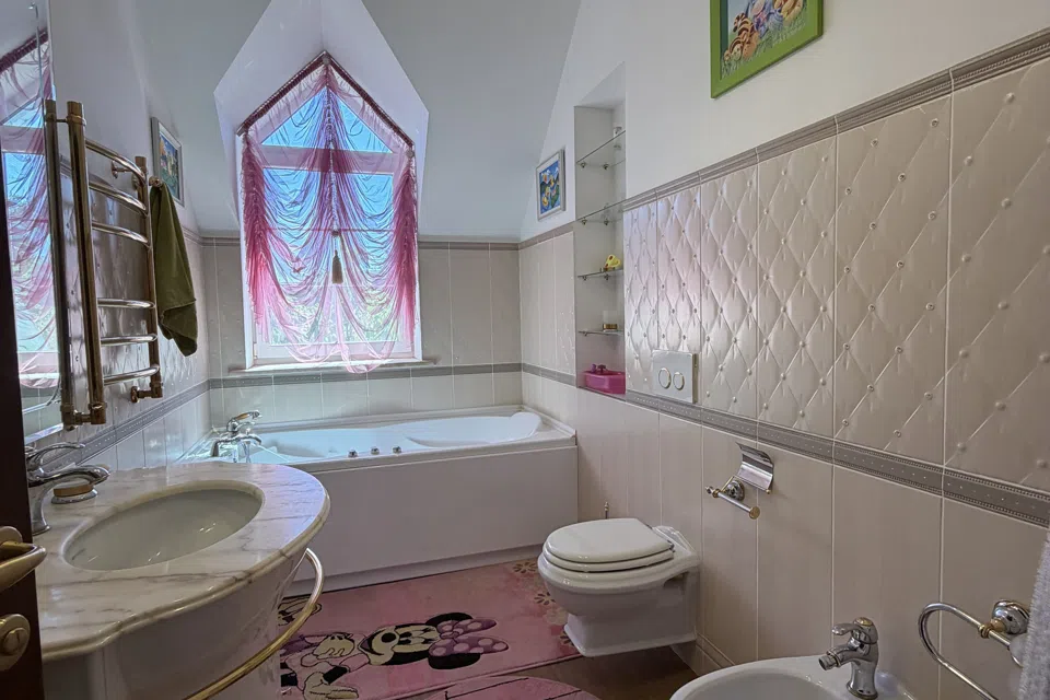 Продаётся 3-этажный дом, 397 м²