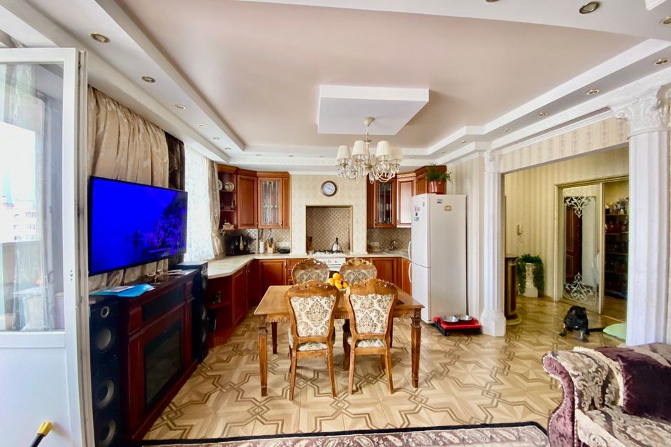 Продаётся 4-комнатная квартира, 138 м²