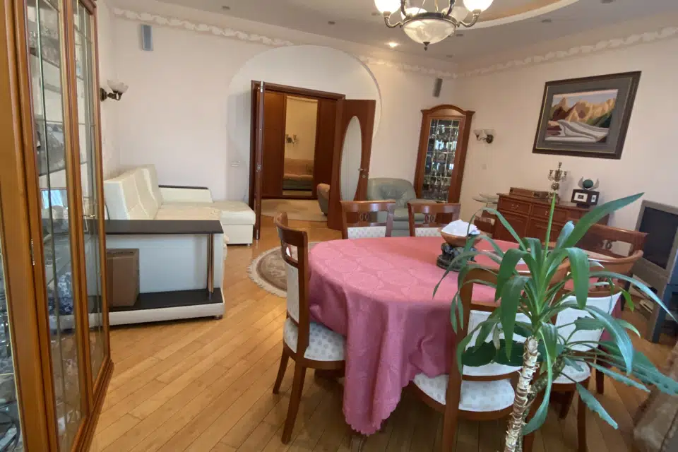 Продаётся 3-комнатная квартира, 121.2 м²