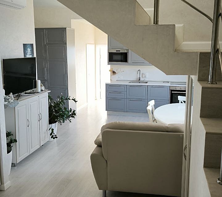 Продаётся 4-комнатная квартира, 196 м²