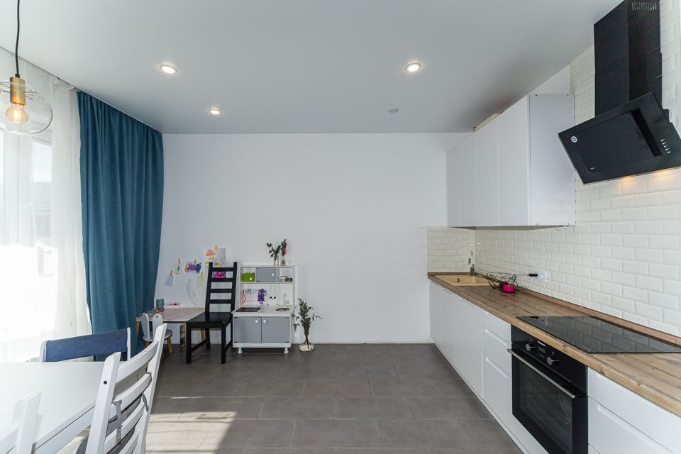 Продаётся 3-комнатная квартира, 135 м²