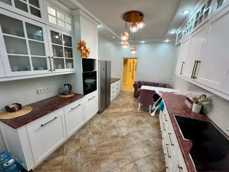 Продаётся 3-комнатная квартира, 136 м²