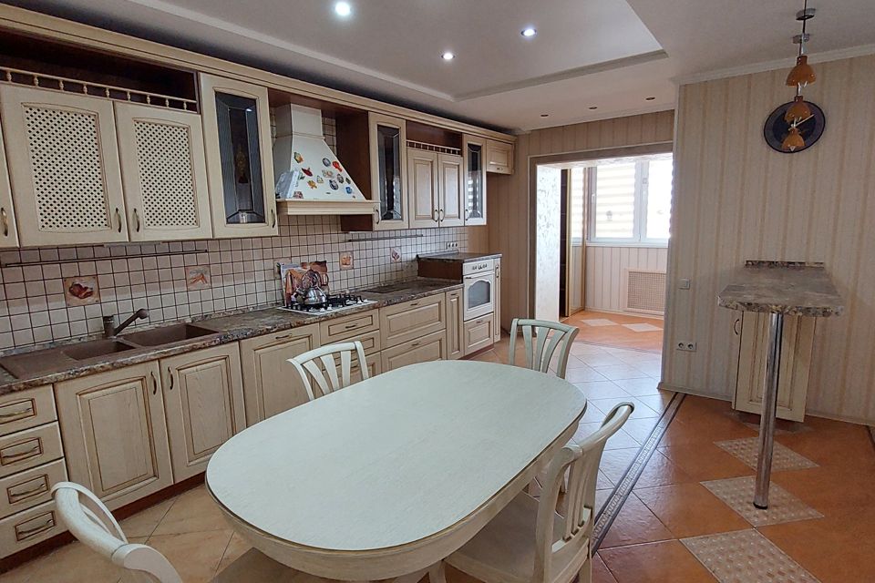Продаётся 3-комнатная квартира, 140 м²