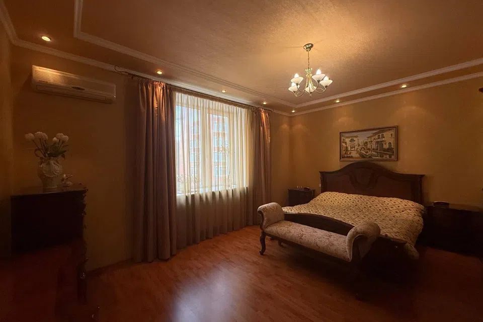 Продаётся 3-комнатная квартира, 135 м²