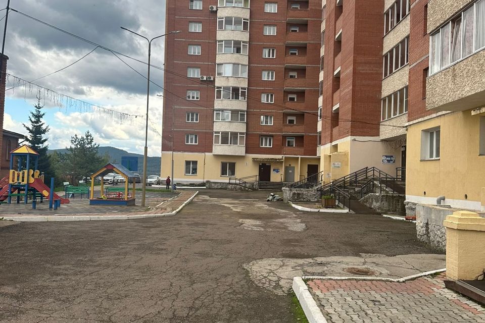 Продаётся 4-комнатная квартира, 142.4 м²