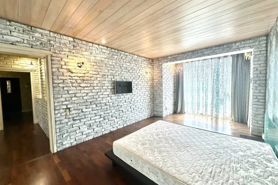 Продаётся 4-комнатная квартира, 162.7 м²