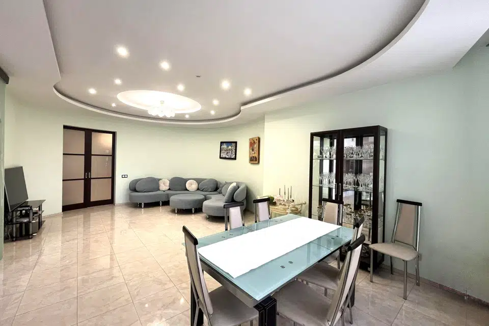 Продаётся 3-комнатная квартира, 119.6 м²