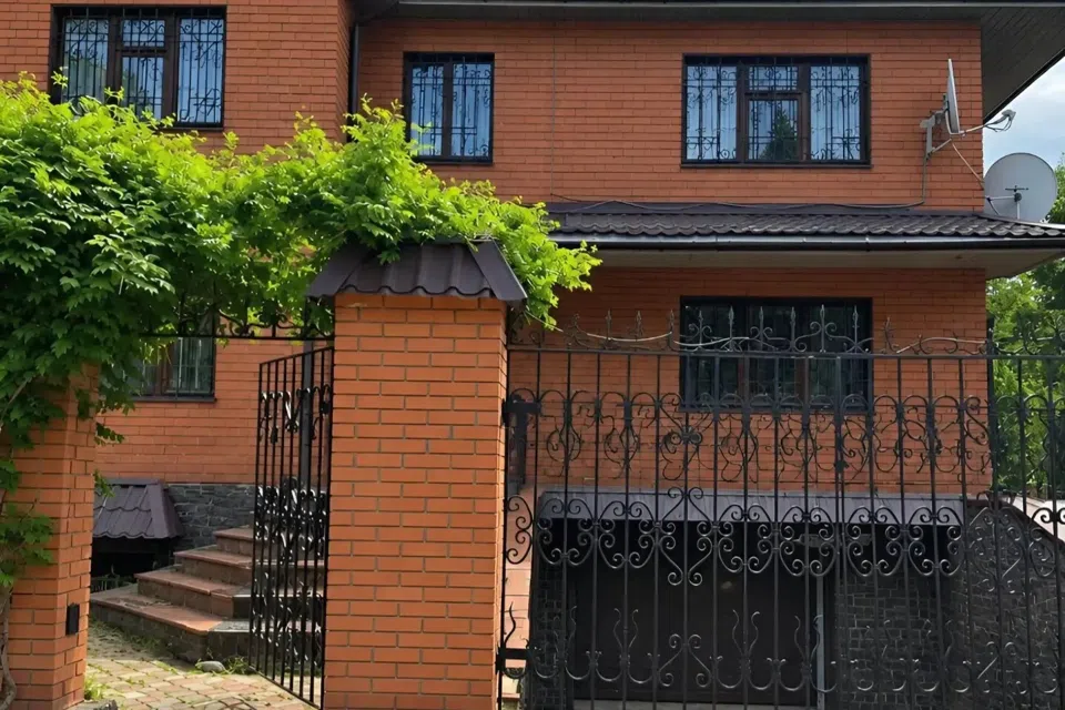 Продаётся 3-этажный дом, 400 м²