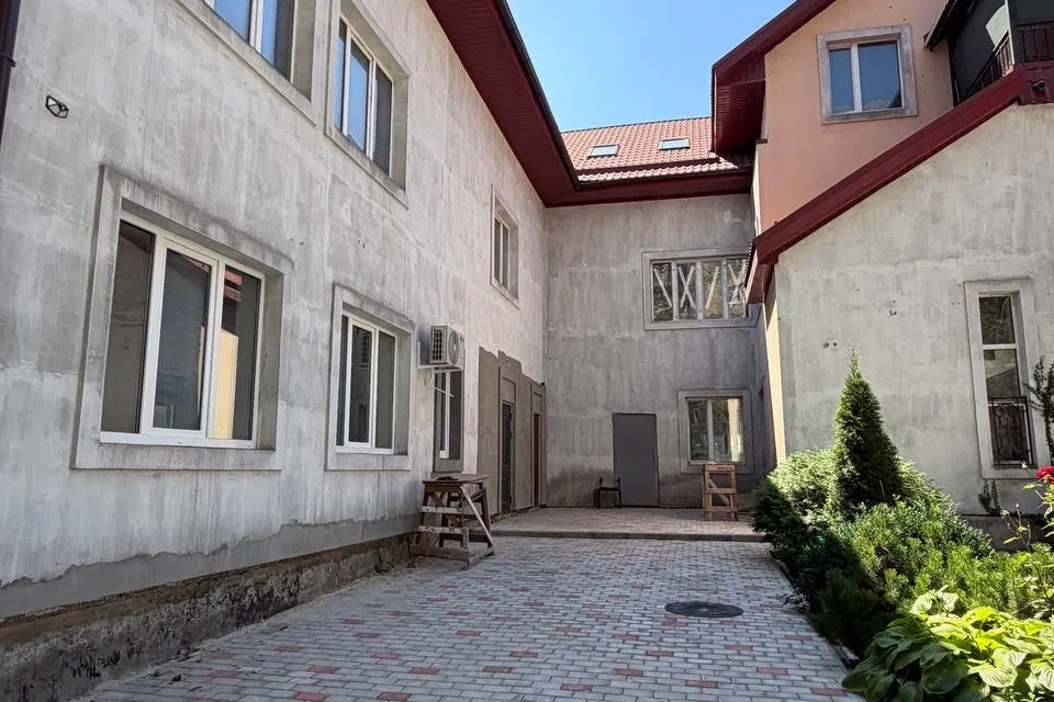 Продаётся 5-комнатная квартира, 320 м²
