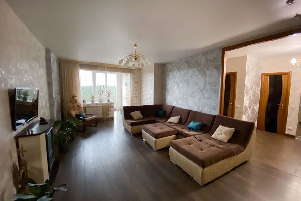 Продаётся 4-комнатная квартира, 140 м²