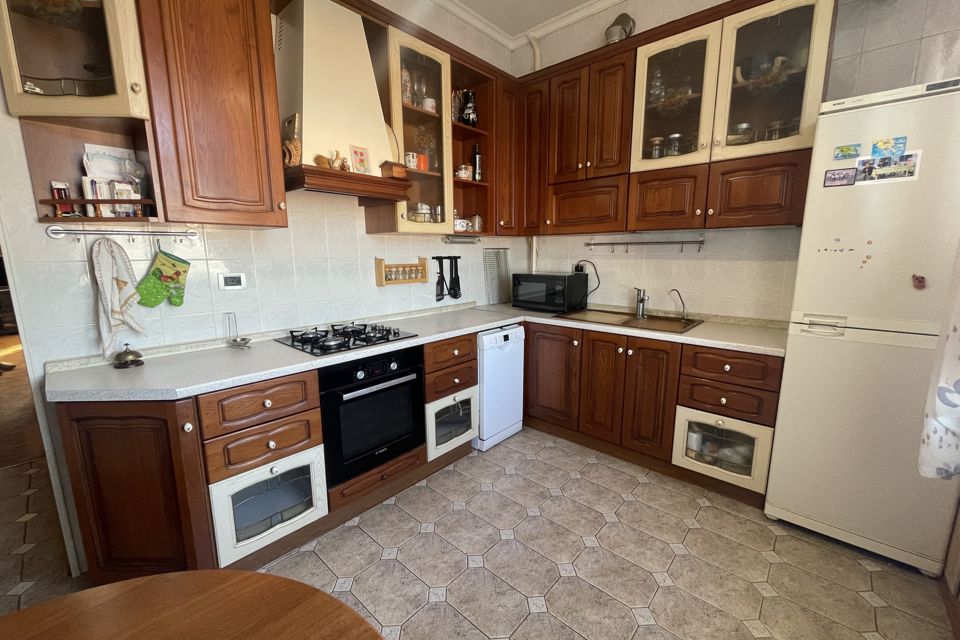 Продаётся 4-комнатная квартира, 122 м²