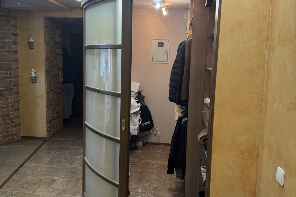 Продаётся 4-комнатная квартира, 132 м²