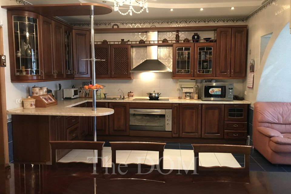 Продаётся 4-комнатная квартира, 221.6 м²