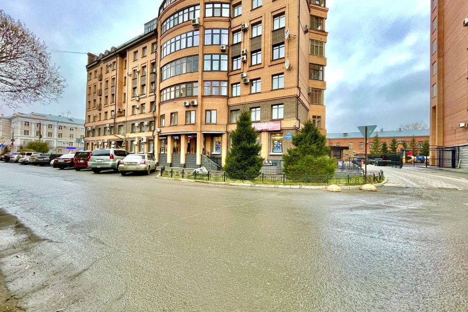 Продаётся 4-комнатная квартира, 141 м²