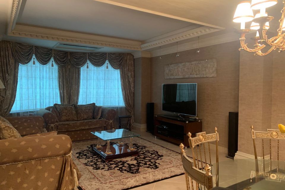Продаётся 5-комнатная квартира, 200 м²