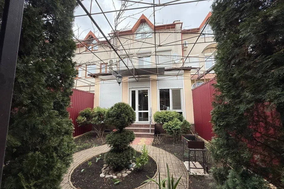Продаётся таунхаус, 3-эт., 200 м²