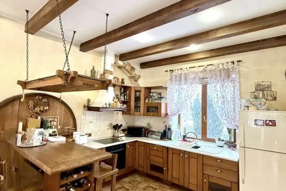 Продаётся 3-этажный дом, 400 м²