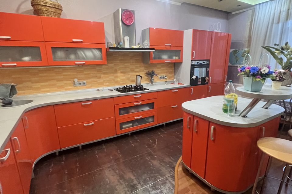 Продаётся 3-этажный дом, 260 м²