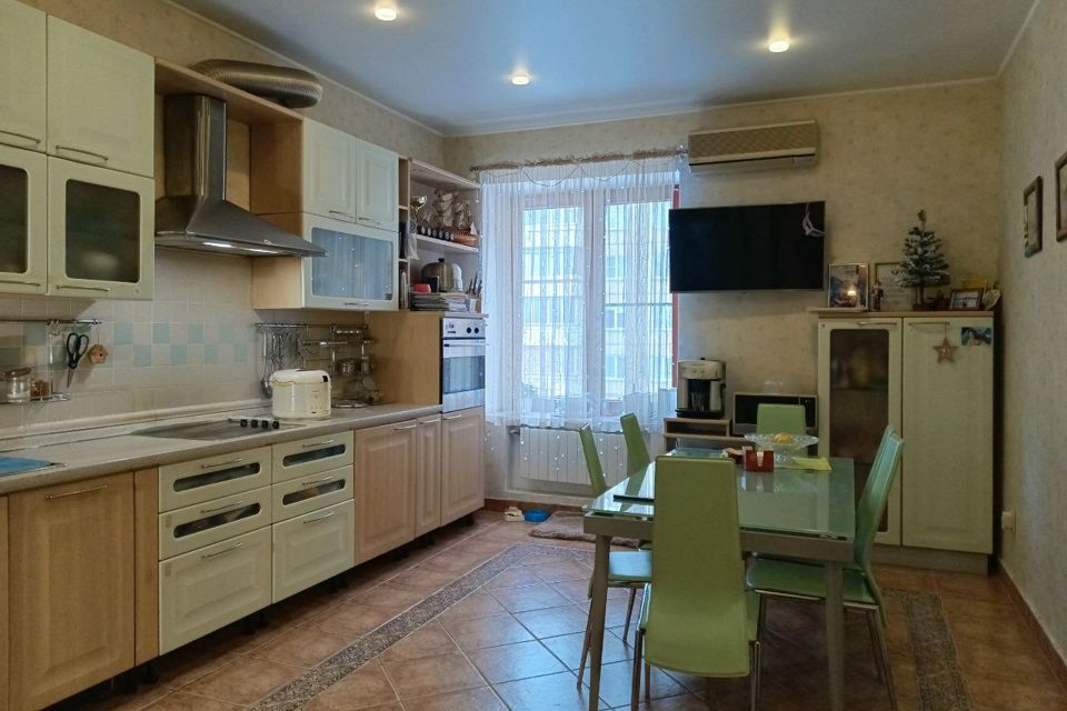 Продаётся 4-комнатная квартира, 183.8 м²