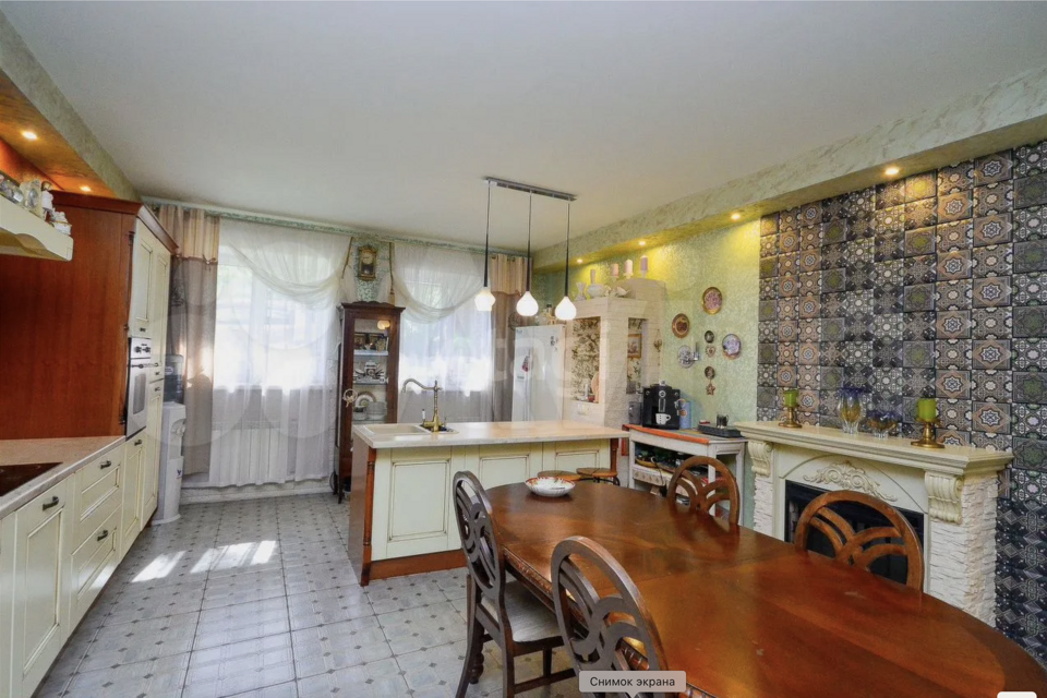 Продаётся 3-комнатная квартира, 220 м²