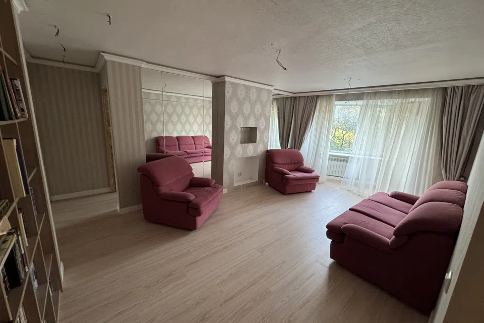 Продаётся 4-комнатная квартира, 90 м²