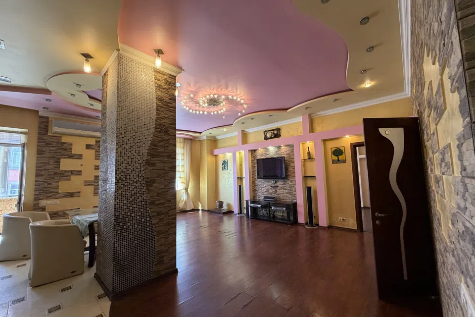 Продаётся 3-комнатная квартира, 117 м²