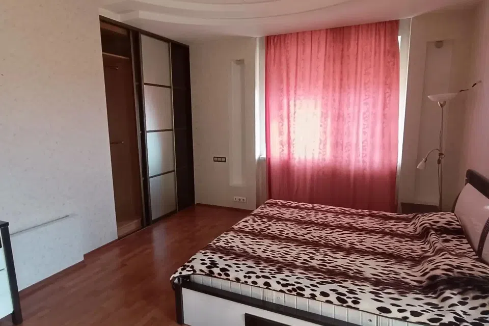 Продаётся 3-комнатная квартира, 142 м²
