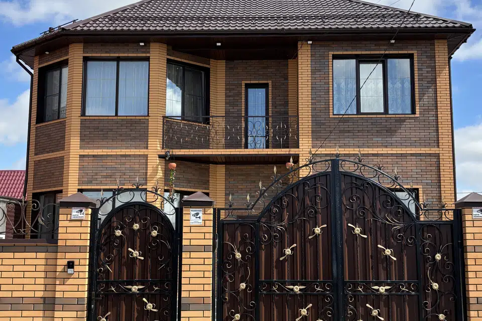 Продаётся 2-этажный дом, 260 м²