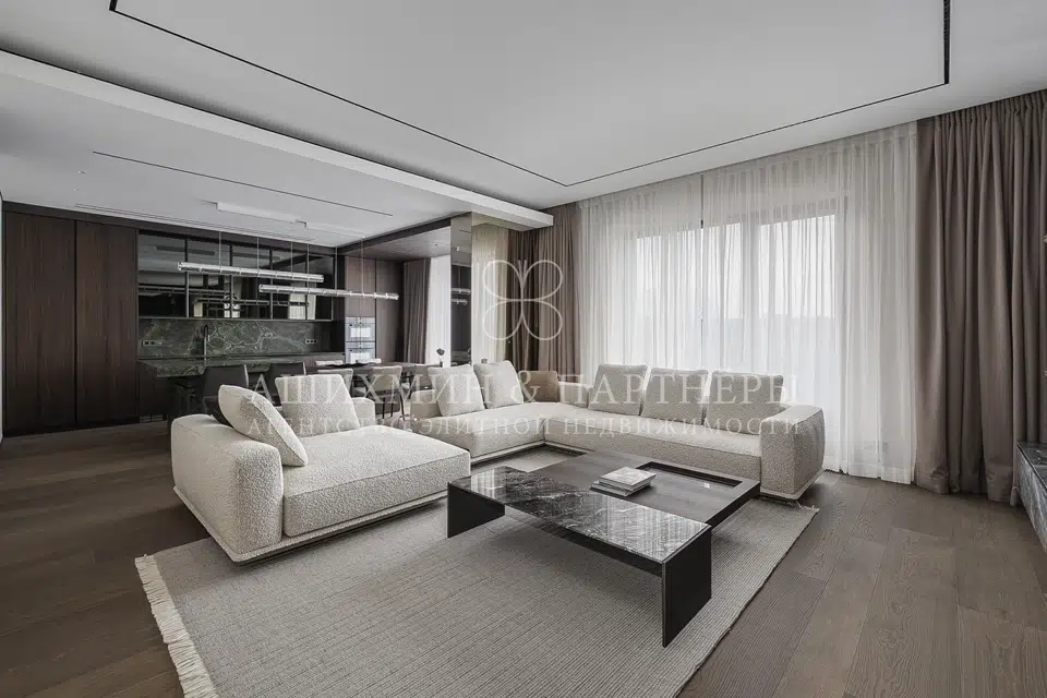 Продаётся 4-комнатная квартира, 160 м²