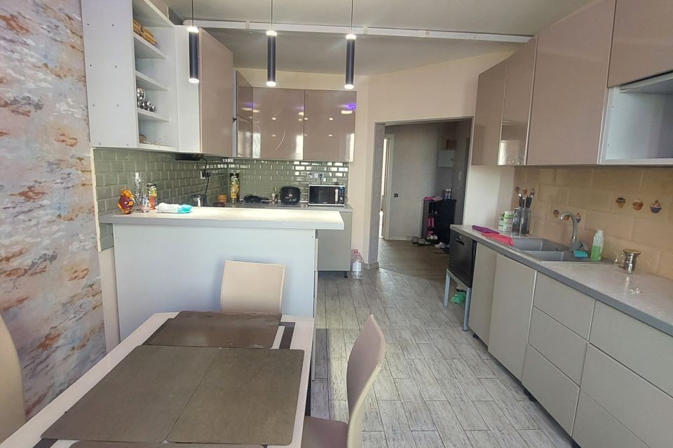 Продаётся 4-комнатная квартира, 96.7 м²
