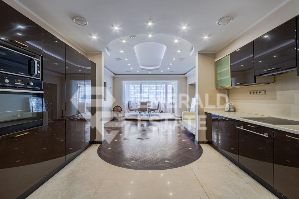 Продаётся 3-комнатная квартира, 166.8 м²