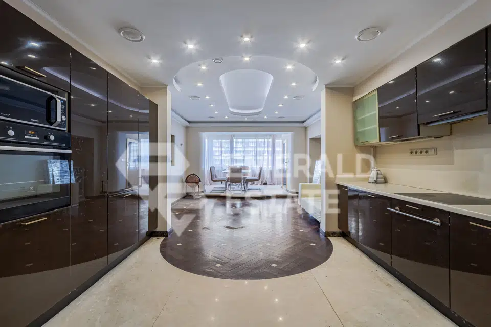 Продаётся 3-комнатная квартира, 166.8 м²