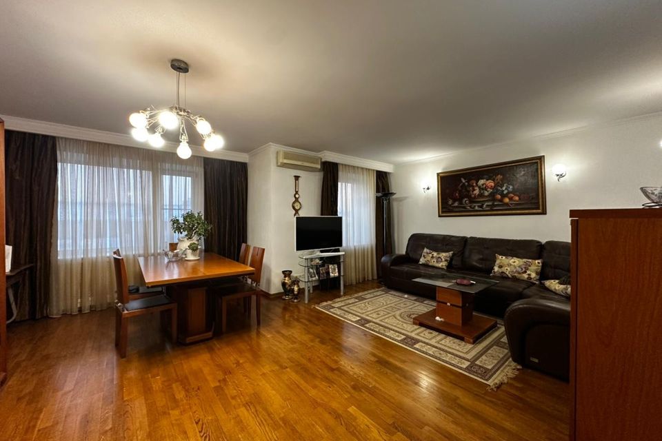 Продаётся 4-комнатная квартира, 208.8 м²