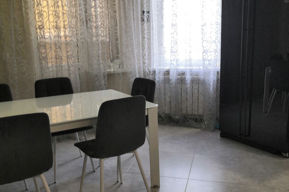 Продаётся 4-комнатная квартира, 184.6 м²