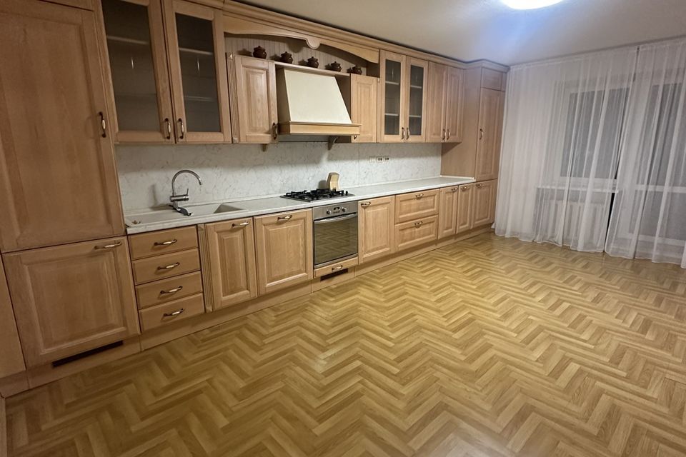 Продаётся 4-комнатная квартира, 190.5 м²