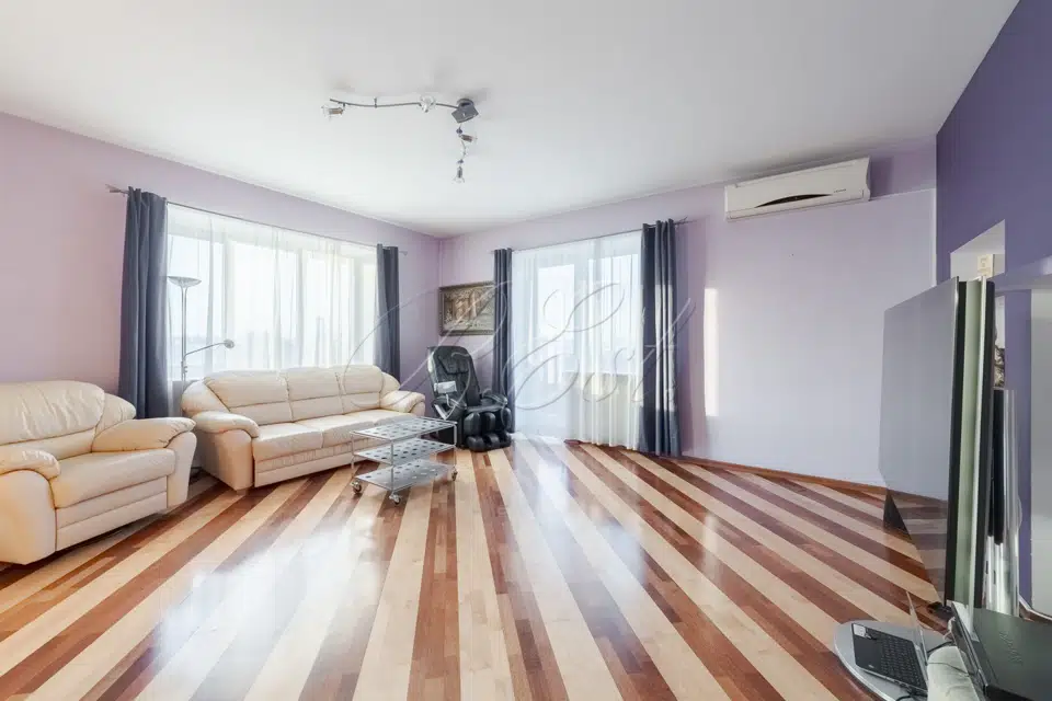 Продаётся 4-комнатная квартира, 270 м²