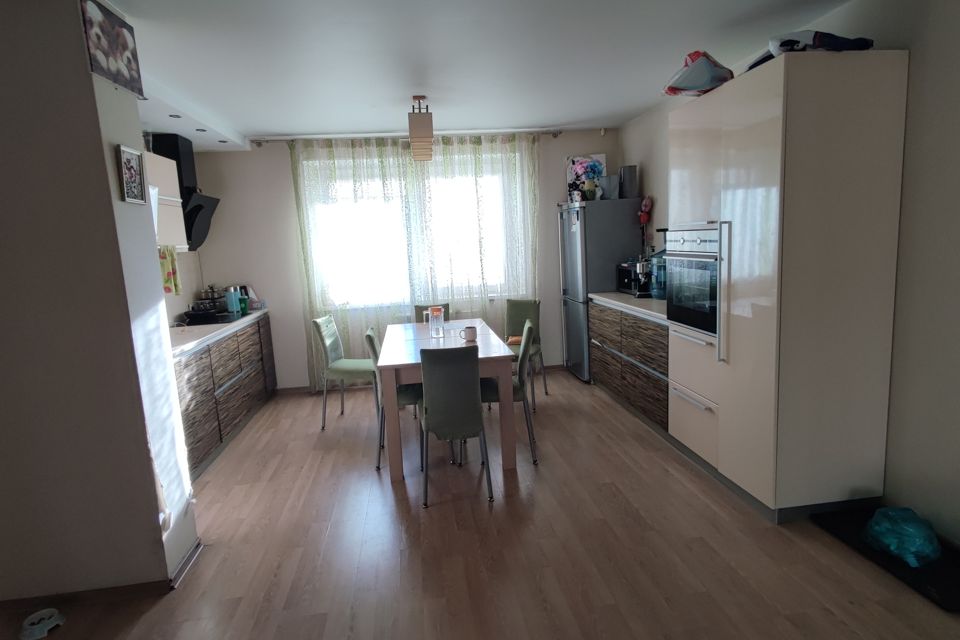 Продаётся 3-комнатная квартира, 102 м²