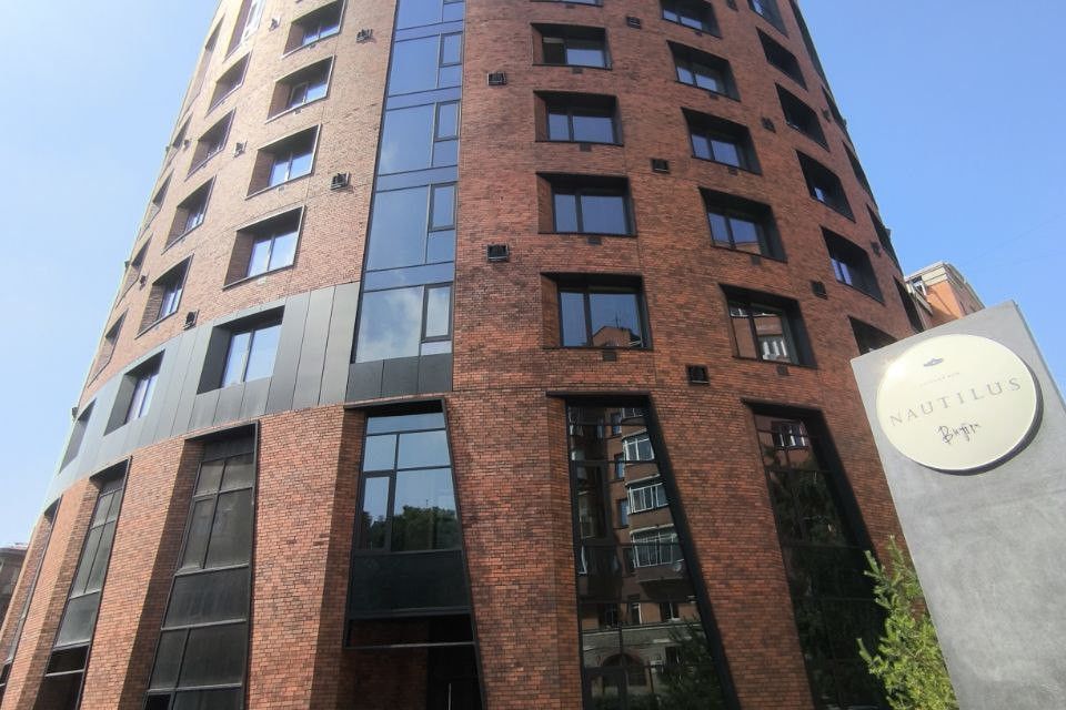 Продаётся 4-комнатная квартира, 181 м²