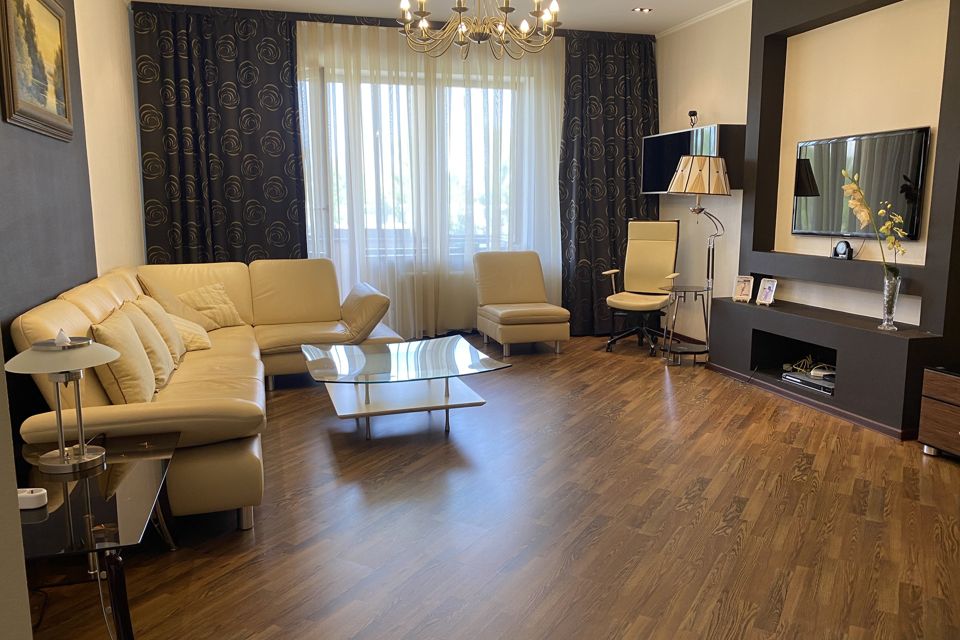 Продаётся 4-комнатная квартира, 165 м²