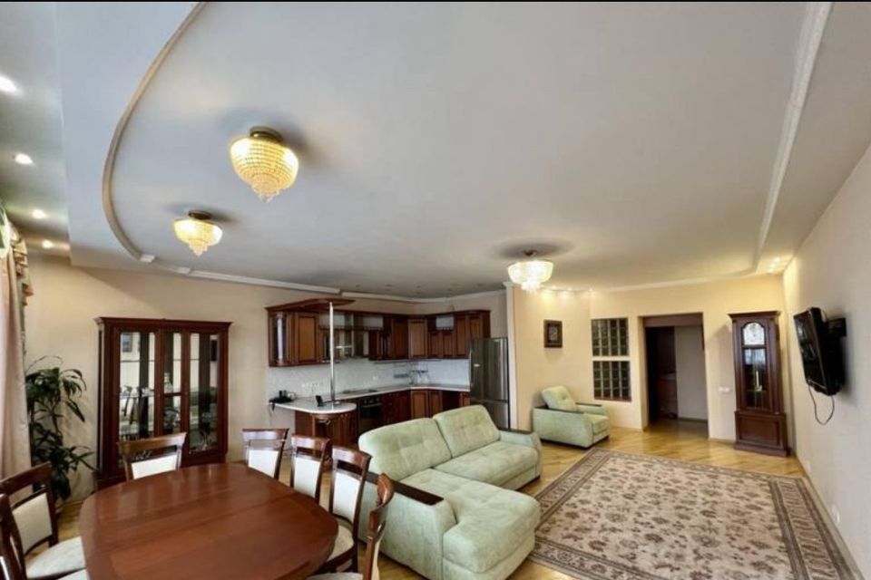 Продаётся 3-комнатная квартира, 135 м²