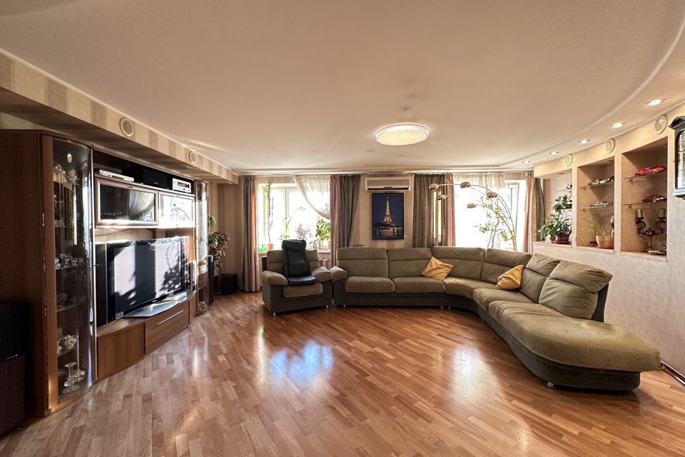 Продаётся 3-комнатная квартира, 121.8 м²
