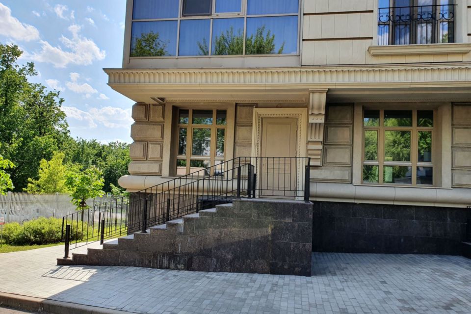 Продаётся 4-комнатная квартира, 132 м²