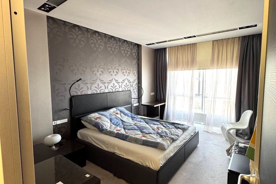 Продаётся 4-комнатная квартира, 147.3 м²